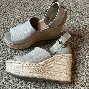 Indigo Rd. Grey/tan wedges 6.5